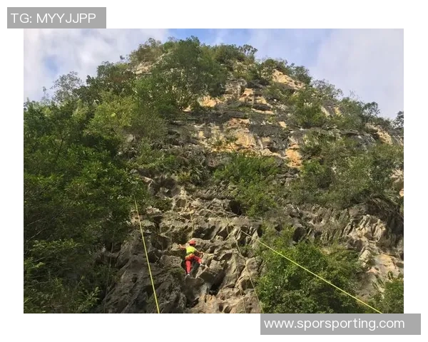 攀岩新手必看：从零基础到技术入门的全面攻略与实用技巧分享