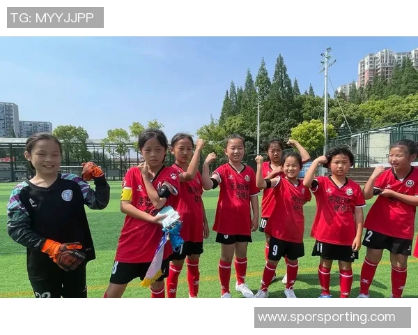足球文化的多元融合与全球化发展:从草根到职业的跨越与传承